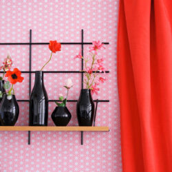 Regal Gassien Paris noire en Küche, vases noirs, Blumen colorées, fond papier peint rose géométrique.