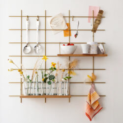 Wandregal Gassien Paris en Messing und Eiche, Küche décorée de Blumen und vaisselle weiß.