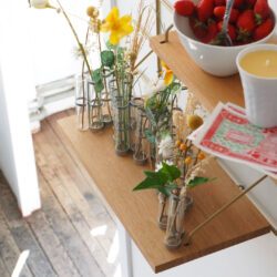 Regal Küche Gassien Paris en Eiche massif und Messing mit vases fleuris und fraises fraîches.