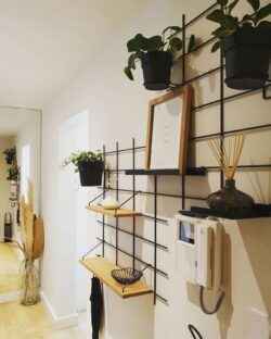 Wandregal modulable Gassien Paris en schwarzem Mundall und Holz, mit Pflanzen vertes, Atmosphäre entrée skandinavisch.