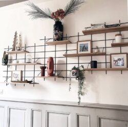 Modulare Regale Gassien Paris aus Holz und schwarzem Mundall, décoration Wohnzimmer skandinavisch mit Pflanzen und objunds déco.