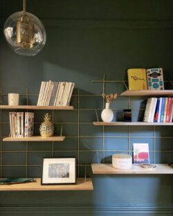 Modulare Regale Gassien Paris en Messing und Holz, Wohnzimmer vert kaki aux accents dorés elegants.