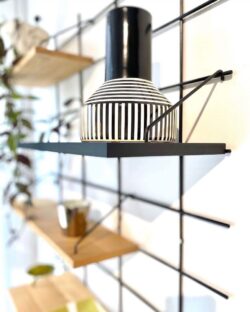 Modulares Regal Gassien Paris en schwarzem Mundall mit lampe graphique, Atmosphäre Wohnzimmer design épuré.