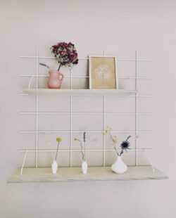 Regale Wands Gassien Paris weiß und Holz mit vases fleuris, Atmosphäre déco Wohnzimmer minimalistisch.