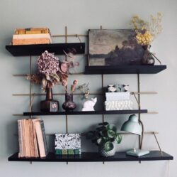 Modulare Regale Gassien Paris en Messing und Holz noir, décoration Wohnzimmer vintage aux Blumen séchées.