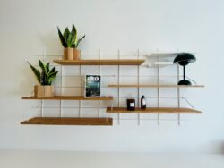 Regale Wands Gassien Paris en Eiche massif und Mundall weiß, Wohnzimmer minimalistisch mit Pflanzen vertes.