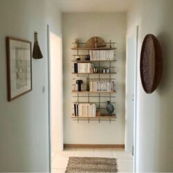Wandregal Gassien Paris aus Holz und Messing, Wohnzimmer minimalistisch mit Bücher und objunds décoratifs.