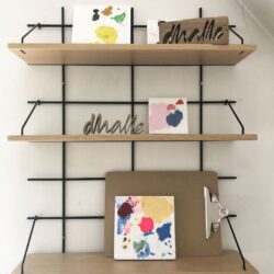 Modulare Regale Gassien Paris en schwarzem Mundall und Holz, mit créations artistiques colorées d'enfant.