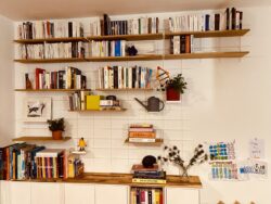 Regale Gassien Paris en Eiche massif garnies de Bücher in un Helles Wohnzimmer und chaleureux.