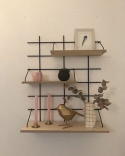 Wandregal Gassien Paris aus Holz und schwarzem Mundall, décoration lifestyle skandinavisch mit objunds dorés.