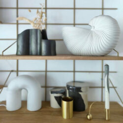Regal Gassien Paris en Messing und Holz, décorée de céramiques weißs und noires style skandinavisch.
