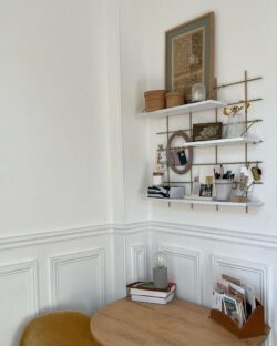 Regale Gassien Paris en Messing und Holz, Schreibtisch cosy style parisien mit décorations vintage chaleureuses.
