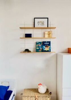Regale Wands Gassien Paris aus Holz und Mundall weiß in une Kinderzimmer hell.