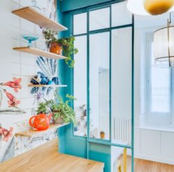 Küche colorée mit Regale Holz und Pflanzen vertes, Atmosphäre bohème inspirée par Gassien Paris.