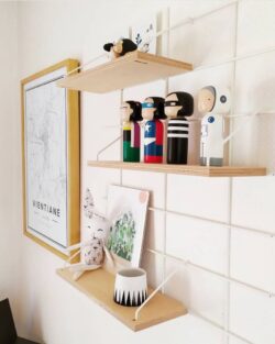 Regale Gassien Paris aus Holz style skandinavisch mit figurines kokeshi und carte Vientiane, décoration Wohnzimmer.