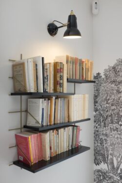 Modulare Regale Gassien Paris en schwarzem Mundall und Messing, bibliothèque Wohnzimmer esprit vintage chaleureux.