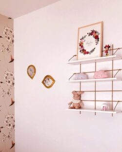 Regal Gassien Paris Messing und weiß in une Kinderzimmer rose aux accents floraux.