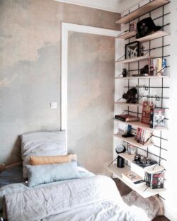 Kinderzimmer mit Modulare Regale Gassien Paris en schwarzem Mundall und Holz, Atmosphäre créative und aventurière.