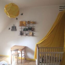 Kinderzimmer Gassien Paris, Regal schwarzem Mundall und Holz, Atmosphäre moutarde hell und cosy.