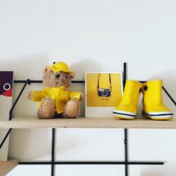 Regal Gassien Paris Kinderzimmer aus Holz und schwarzem Mundall, décoration jaune joyeuse und colorée.
