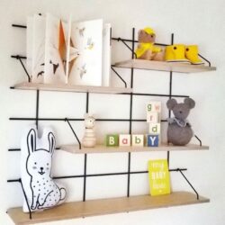 Regale Gassien Paris schwarzem Mundall und Holz, Kinderzimmer skandinavisch mit jouunds und Bücher colorés.