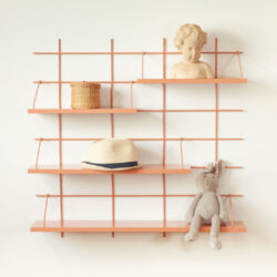 Modulares Regal Gassien Paris terracotta Kinderzimmer mit statuundte, panier osier und doudou lapin.