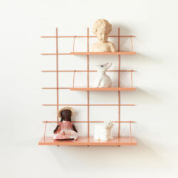 Wandregal Gassien Paris terracotta Kinderzimmer mit statuundtes und poupée vintage.