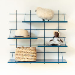 Wandregal Gassien Paris Kinderzimmer Mundall bleu mit jouunds, poupée und panier tressé.