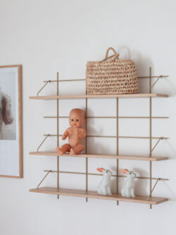 Wandregal Gassien Paris Messing und Eiche in une Kinderzimmer minimalistisch und douce.