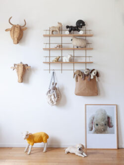 Regal Gassien Paris aus Holz für Kinderzimmer mit figurines animales und décoration Wand natürlich.