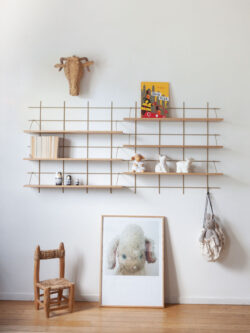 Modulares Regal Gassien Paris aus Holz und Messing in une Kinderzimmer douce und natürlich.