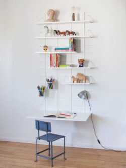 Kinderzimmer Gassien Paris mit Regale weißs modulables, Schreibtisch intégré und décorations colorées.