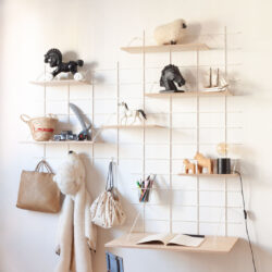 Kinderzimmer Gassien Paris mit Regale Holz und Mundall weiß, jouunds chevaux und Modularer Schreibtisch.