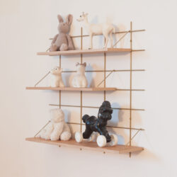 Wandregal Gassien Paris aus Holz und Messing für Kinderzimmer mit jouunds und peluches.