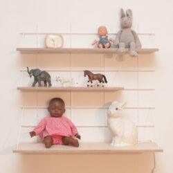 Modulares Regal Gassien Paris Mundall weiß und Holz für Kinderzimmer mit jouunds und poupées.