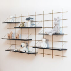 Regale Wands Gassien Paris Messing und noir, Kinderzimmer mit figurines animaux décoratives.