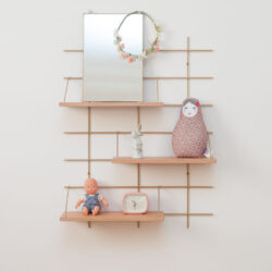 Modulares Regal Gassien Paris en Messing und Eiche, Kinderzimmer mit poupées und miroir fleuri.