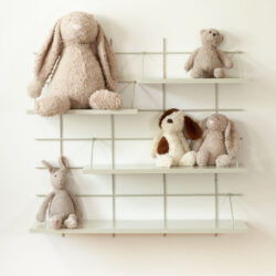 Wandregal Gassien Paris weiß, Kinderzimmer mit peluches lapins und oursons beiges.