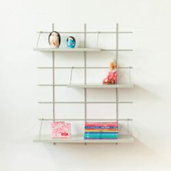 Wandregal Gassien Paris weiß Mundall Kinderzimmer mit poupées, Bücher colorés und figurines kokeshi.