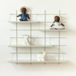 Modulares Regal Gassien Paris Kinderzimmer mit poupées artisanales und figurines animaux weißs.