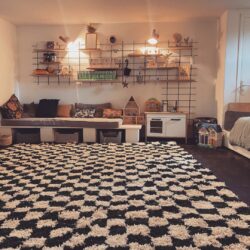 Kinderzimmer inspirante mit Regale Gassien Paris en schwarzem Mundall und Holz, Atmosphäre chaleureuse und ludique.