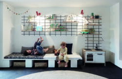 Kinderzimmer mit Modulare Regale Gassien Paris en schwarzem Mundall und Holz, Atmosphäre skandinavisch hell.