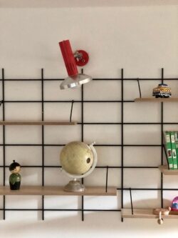 Regale Wands Gassien Paris aus Holz, Kinderzimmer mit globe terrestre und lampe rouge vintage.