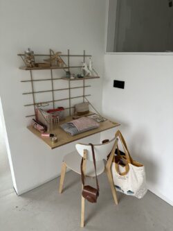 Kinderzimmer Gassien Paris mit Schreibtisch mural und Regal Messing Holz, Atmosphäre skandinavisch chaleureuse.
