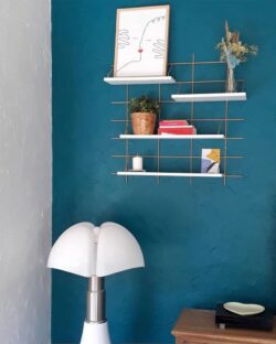 Regale Gassien Paris Messing und weiß sur mur bleu canard, décoration Wohnzimmer colorée und tendance.