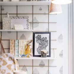 Regale Gassien Paris en Messing und weiß, mur décoré, Atmosphäre Schreibtisch créatif und coloré.