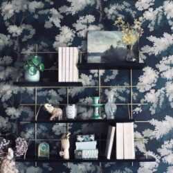 Regale Wands Gassien Paris Messing und Holz noir sur mur couleurs fond vert foncé fleuri.