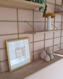 Regale Wands Gassien Paris aus Holz und Messing sur mur rose, décoration lifestyle elegant.