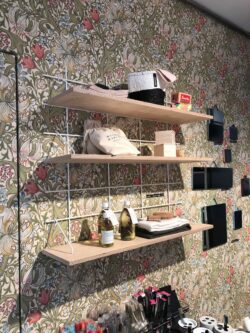 Regale Gassien Paris aus Holz und Mundall weiß sur mur coloré fleuri style bohème chic.
