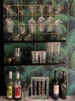 Regale Wands Gassien Paris en Messing und Holz noir, bar à vins Atmosphäre tropicale jungle chic.